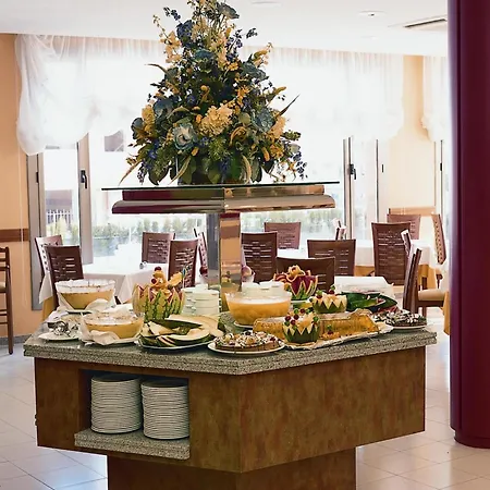 מלון Fenals Garden 4*
